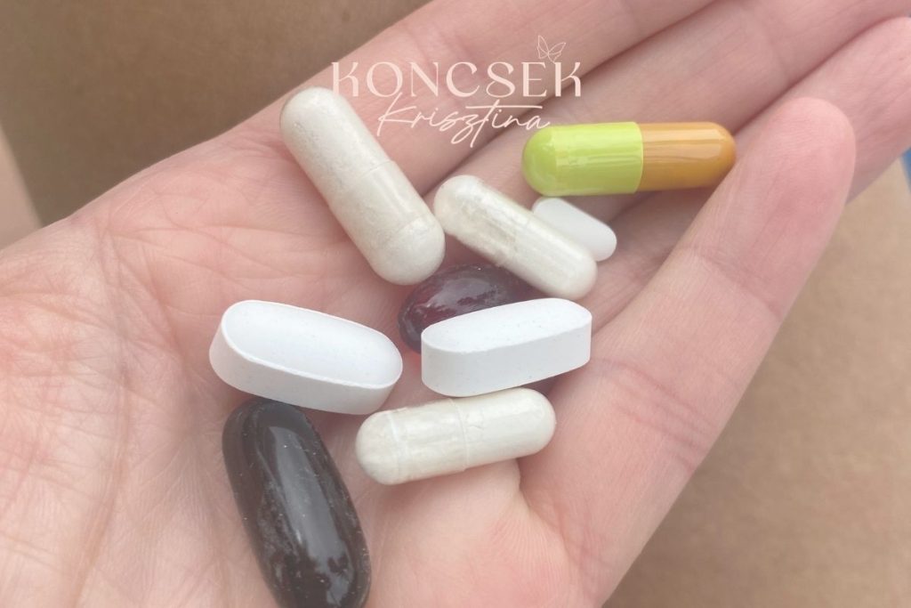 Célzott étrend-kiegészítők, kapszulák és vitaminok a kézben a Long COVID funkciózavarok kezelésére